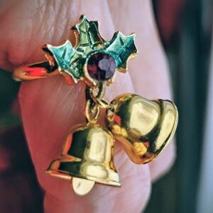🔔 Vintage Christmas Holly and Dangle Jingle Bells Adjustable Ring - So Cute! 🔔